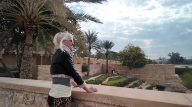 Sarışın turist, Suudi Arabistan 'ın Riyad kenti yakınlarındaki UNESCO Dünya Mirası bölgesi Diriye' nin etkileyici tarihi kalıntılarına bakıyor.