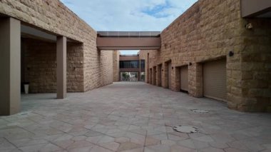 Modern yapılar, Suudi Arabistan 'daki Riyad Diriyah kalıntılarını korur. Suudi Arabistan 'ın zengin tarihi ve kültürel mirası palmiye ağaçları ve modern bir şehir manzarası arasında sergilenen ilk başkenti.