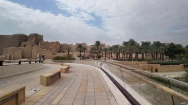 Riyad yakınlarındaki bir UNESCO Dünya Mirası sahası olan Diriye 'nin panoramik görünümü, Suudi Arabistan kültür mirasını koruyan eşsiz çamur tuğlası mimarisini ve restorasyon çabalarını gözler önüne seriyor