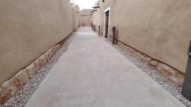 Riyad yakınlarındaki tarihi Riyad kenti Diriye 'deki geleneksel Najdi mimarisinde, çamur tuğlalı binalar ve karmaşık ayrıntılar yer alıyor ve Suudi Arabistan' ın Riyad kentindeki UNESCO Dünya Mirası sahasının keşfini teşvik ediyor.