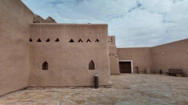 Riyad yakınlarındaki bir UNESCO Dünya Mirası sahası olan Diriye 'nin panoramik manzarasında, Riyad, Suudi Arabistan' ın tarihi ve kültürünü harmanlayan çamur tuğla binalar ve modern yapılar restore edildi