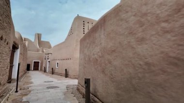 Riyad yakınlarındaki UNESCO Dünya Mirası sitesi Diriye, zengin tarihi modern konforlarla harmanlayan ve Suudi Arabistan kültür mirasını ön plana çıkaran geleneksel çamur tuğlası mimarisine sahip.