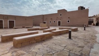 Riyad yakınlarındaki bir UNESCO Dünya Mirası sahası olan Diriye 'nin panoramik görünümü, Suudi Arabistan kültür mirasını koruyan eşsiz çamur tuğlası mimarisini ve restorasyon çabalarını gözler önüne seriyor