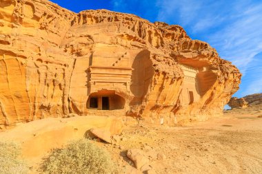 Jabal Al-Ahmar 'da kum taşı oluşumları, Suudi Arabistan' ın El-Ula bölgesinde yer alan ve aynı zamanda Hegra olarak da bilinen Madain Saleh 'de doğal mağaralar yaratıyor.