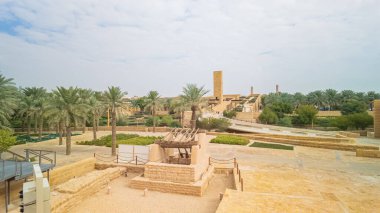 Riyad, Suudi Arabistan yakınlarındaki tarihi bir şehir olan Diriye 'nin panoramik manzarasında geleneksel mimari, bereketli palmiye ağaçları ve UNESCO Dünya Mirası sahasındaki modern yapılar yer alıyor.