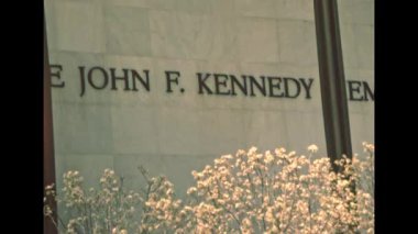 Washington DC, Birleşik Devletler 1980: Washington DC 'deki John F. Kennedy Sahne Sanatları Merkezi Başkan Kennedy' nin mirasına adanmış tiyatro, müzik, dans ve operaya ev sahipliği yapan büyük kültür merkezi