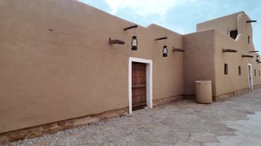 Riyad yakınlarındaki tarihi Riyad kenti Diriye 'deki geleneksel Najdi mimarisinde, çamur tuğlalı binalar ve karmaşık ayrıntılar yer alıyor ve Suudi Arabistan' ın Riyad kentindeki UNESCO Dünya Mirası sahasının keşfini teşvik ediyor.