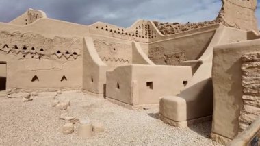 Riyad yakınlarındaki UNESCO Dünya Mirası sitesi Diriye, zengin tarihi modern konforlarla harmanlayan ve Suudi Arabistan kültür mirasını ön plana çıkaran geleneksel çamur tuğlası mimarisine sahip.