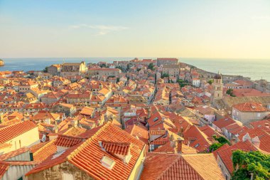 Hırvatistan 'da gün batımında Dubrovnik duvarlarında hava manzarası. Fort Lovrijenac kalesi ve Crkva Sv kilisesi manzarası. Dubrovnik 'ten Vlaho Saint Biagio UNESCO Venedik' in Dalmaçya kentindeki Hırvatistan kenti