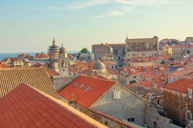 Hırvatistan 'ın Dubrovnik duvarlarının havadan görünüşü ve Dominik manastırının çan kulesi. Dubrovnik Bakire Meryem Katedrali. Hırvat Dubrovnik Dalmaçya 'da.