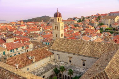 Hırvatistan 'ın en üst duvarlarından gün batımında Dubrovnik şehir manzarası. Dubrovnik tarihi UNESCO kenti Hırvatistan 'ın Dalmaçya kenti. Fransisken Kilisesi Manastırı 'nın çan kulesi..