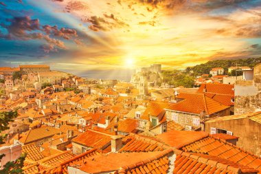 Hırvatistan 'ın Dubrovnik duvarlarında günbatımının hava manzarası. Fort Lovrijenac kalesi ve Crkva Sv kilisesi manzarası. Dubrovnik 'ten Vlaho Saint Biagio UNESCO Venedik' in Dalmaçya kentindeki Hırvatistan kenti