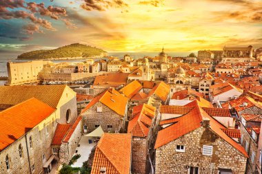 Hırvatistan 'ın Dubrovnik duvarlarında gün batımı. Crkva sv. Vlaho Kilisesi ve Bakire Meryem 'in Varsayımı Katedrali. Dalmaçya 'daki Dubrovnik UNESCO Venedik kenti Hırvatistan.