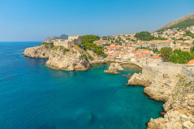 Hırvatistan 'ın West Harbour kentindeki Fort Lovrijenac kalesine bakan Dubrovnik şehir duvarlarının hava manzarası. Dubrovnik UNESCO Dünya Mirası Alanı, Dalmaçya 'nın eski bir Venedik kenti olan Hırvatistan' dır.