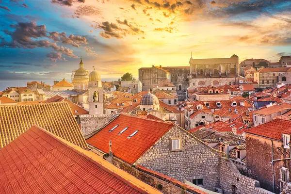 Hırvatistan 'ın Dubrovnik duvarlarının günbatımında Dominik manastırının çan kulesiyle hava manzarası. Dubrovnik Bakire Meryem Katedrali. Hırvat Dubrovnik Dalmaçya 'da.