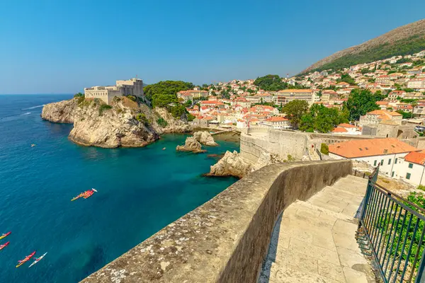 Hırvatistan 'ın Dubrovnik kentinin duvarlarında hava manzarası. Batı Limanı 'ndaki Fort Lovrijenac kalesi. Dubrovnik UNESCO Dünya Mirası Alanı, Dalmaçya 'nın eski bir Venedik kenti. Panorama görünümü