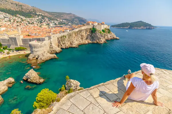 Hırvatistan 'ın Dubrovnik kentindeki Fort Lovrijenac' ın tepesindeki bir kadının hava görüntüsü. Panoramik Dubrovnik, Dalmaçya 'nın Bokar Kalesi ile çevrili bir şehir. UNESCO Avrupa Dünya Mirası Alanı.