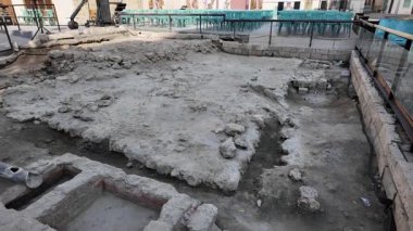 Jeddah, Suudi Arabistan - 7 Ocak 2025: UNESCO 'nun Dünya Mirası sahasında yer alan Al-Balad, Jeddah' daki bir arkeolojik kazıda antik yapılardan geriye kalanlar