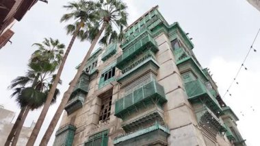 Jeddah, Suudi Arabistan - 7 Ocak 2025: Süslü ahşap balkonlu geleneksel evler, Suudi Arabistan 'ın tarihi Al-Balad bölgesinde, UNESCO Dünya Mirası sahasında duruyor.