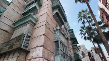 Jeddah, Suudi Arabistan - 7 Ocak 2025: Al-Balad 'daki tarihi binaları süsleyen geleneksel yağmur yağışlı balkonlar. Jeddah 'da bir UNESCO Dünya Mirası sahası