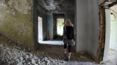 Gürcistan 'da Sovyet döneminden kalma ünlü spa merkezi Savane Otel' in çürüyen koridorlarını keşfeden kadın turist, SSCB 'nin çöküşünün ardından harabeleri keşfediyor.