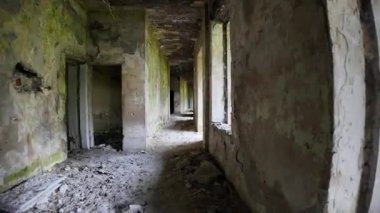 Gürcistan 'da terk edilmiş bir Sovyet kaplıcası olan Savane Oteli' nin ürkütücü atmosferini yakalamak, yıkılan duvarlar ve uzayı yeniden ele geçirmek.