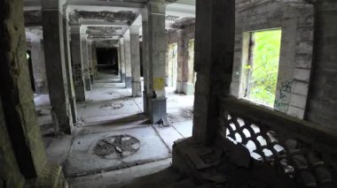 Kırık bir pencereden süzülen güneş ışığı, Sovyet döneminin unutulmaz kalıntılarından biri olan Gürcistan 'ın Tskaltubo kentindeki Sanatoryum Medea' nın çürüyen ihtişamını vurguluyor.