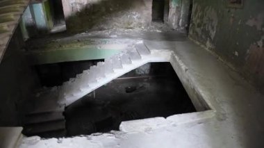 Gürcistan 'ın Tskaltubo kentindeki eski bir Sovyet kaplıca merkezi olan çürüyen Sanatoryum Medea' nın alt katına çıkan hasarlı merdiven, ihmali yansıtıyor.