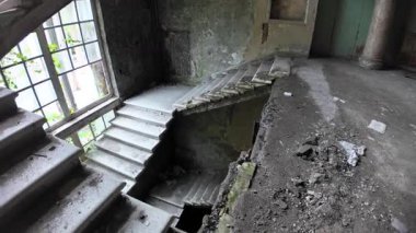 Gürcistan 'ın Tskaltubo kentindeki terkedilmiş Medea Sanatoryumu' nun penceresinden süzülen çift merdiven, yıllar süren ihmalkârlığın ardından çürümeyi gösteriyor.