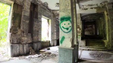 Gürcistan 'ın Tskaltubo kentindeki terk edilmiş Sanatoryum Medea' nın içindeki istilacı bitki örtüsüyle iç içe geçen alçı ve çürüyen sütunlar ürkütücü bir geçmişi anımsatıyor.