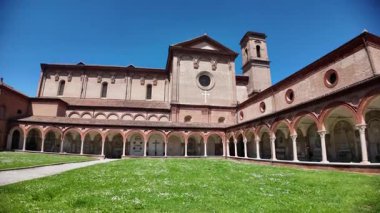 Güzel bir manastır ve yemyeşil çimlere sahip Ferrara Çartır Kilisesi güneşli bir günde açık mavi gökyüzünün altında önemli bir anıt olarak duruyor.