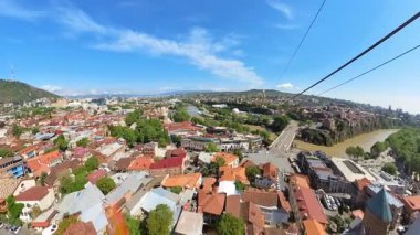 Tiflis, Gürcistan 'ın hava manzarası, Kura Nehri' ni gösteriyor, geleneksel mimari, ve tramvay perspektifinden kentsel manzara, açık mavi bir gökyüzü altında