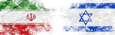 Beyaz arka planda dumanlı İsrail ve İran bayrağı. İsrail-İran çatışması kavramı. Uluslararası gerginlikler ve nükleer savaş. siyasi ilişkiler, diplomasi ve potansiyel çatışmalar
