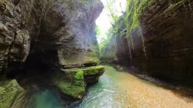 Bereketli yeşillikler ve yüksek kaya oluşumlarıyla çevrili Georgia 'daki Martvili Kanyonu' ndan akan sakin turkuaz su nefes kesici bir doğal manzara yaratır.