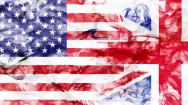 Beyaz arka planda Amerikan ve İngiliz bayrakları uçuşuyor. Çatışma ve gümrük görevleri. Amerika Birleşik Krallık 'a karşı. Dolar GB Pound döviz kuru ve uluslararası ticari gerilim ve kriz.