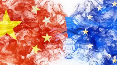 Beyaz üzerine duman şeklinde Avrupa ve Çin bayrakları. İş anlayışı çatışma ve gümrük görevi. Avrupa Çin 'e karşı. Euro ve Yuan döviz kuru ve uluslararası gerilim ve vergiler