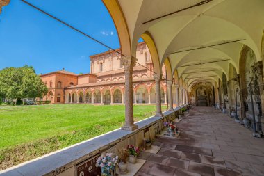 Ferrara, İtalya - 17 Mayıs 2025: Ferrara Çarşı Mezarlığı 'nın kendine özgü atari ve mezarları yemyeşil çimlerle dolu güzel bir yaz gökyüzünün altında.