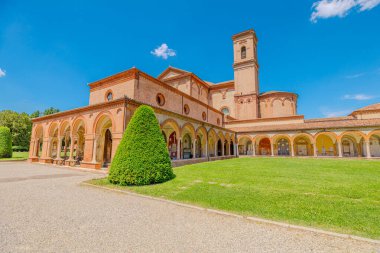 Aziz Christopher Kilisesi ve Ferrara Çartır Evi 'nin geniş manastırı selvi ağaçları ve iyi korunmuş çimlerle çevrili güneşli bir günde açık mavi gökyüzüne karşı dururlar.