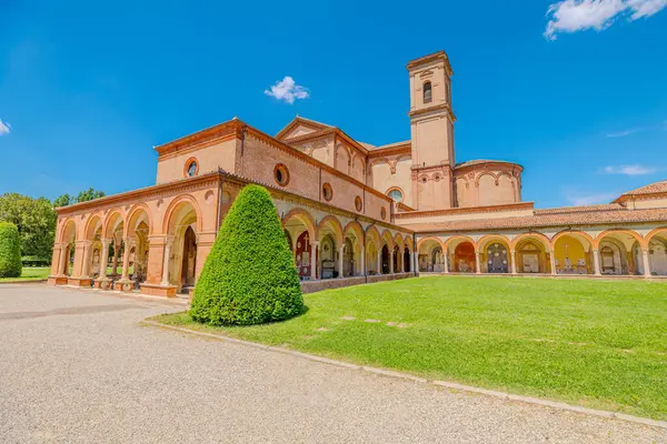 Aziz Christopher Kilisesi ve Ferrara Çartır Evi 'nin geniş manastırı selvi ağaçları ve iyi korunmuş çimlerle çevrili güneşli bir günde açık mavi gökyüzüne karşı dururlar.