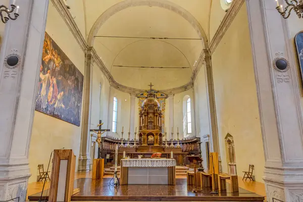 Ferrara, İtalya - 17 Mayıs 2025: İtalya 'nın Ferrara kentindeki San Cristoforo Kilisesi' nin iç manzarası, bir haç, tören için hazırlanmış sunak ve ahşap zemin