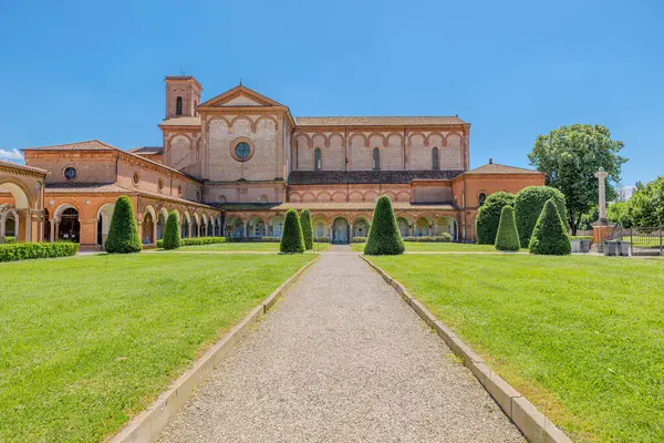Güzel bir manastır ve yemyeşil çimlere sahip Ferrara Çartır Kilisesi güneşli bir günde açık mavi gökyüzünün altında önemli bir anıt olarak duruyor.