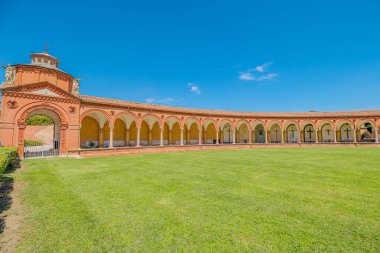 Ferrara şehrinde, 15. yüzyıl Ferrara Charterhouse 'unda kemer, mezar ve heykellerin yer aldığı antik mezarlık manastırı, San Cristoforo kilisesinin bulunduğu yemyeşil çimlere karşı kurulmuştur.