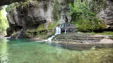 Gürcistan 'daki Martvili Kanyonu' ndan akan kristal berrak su. Şelaleler yosunlu kayalardan Abasha Nehri 'ne akıyor. Resmedilmeye değer doğal bir manzara yaratıyor.