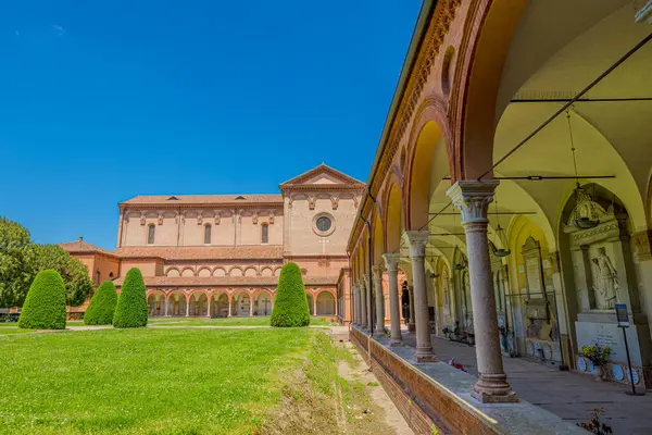 Ferrara, İtalya - 17 Mayıs 2025: Ferrara Manastırı 'ndaki San Cristoforo kilisesinin geniş açılı görüntüsü ana binayı çevreleyen sütunlarla. İtalya, Ferrara 'da yaz günü