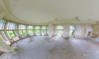 Yüksek, kemerli pencerelerden süzülen güneş ışığı, harap olmuş Sanatoryum Metalürjisti, doğanın Tskaltubo, Georgia 'daki insan yapısının kalıntılarını geri aldığı rahatsız edici bozulmayı gözler önüne seriyor.