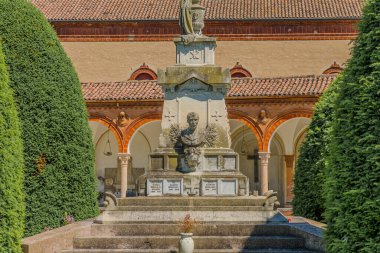 Ferrara, İtalya - 17 Mayıs 2025: Mezarlar, heykeller ve küçük şapeller, Ferrara Çartır 'ın anıtsal mezarlığı berrak mavi gökyüzü altında dinginlik yayıyor