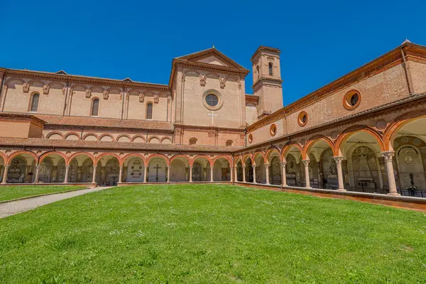 Ferrara, İtalya - 17 Mayıs 2025: Büyük bahçesi ve manastırı ile Aziz Christopher Kilisesi, tarihi bir dönüm noktası olan Ferrara Çartır 'ın anıtsal kompleksinin bir parçası.