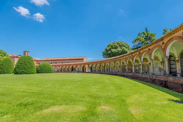Ferrara Charterhouse of Ferrara 'daki Aziz Christopher Kilisesi, İtalya' nın Ferrara şehrinde berrak mavi bir gökyüzünün altında yüksek bir çan kulesinin yanında zarif kemer ve sütunlara sahip çarpıcı bir Rönesans verandasına sahiptir.