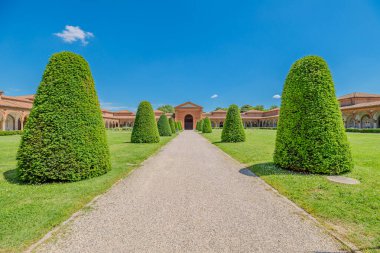 İçinde mezarlar, heykeller ve küçük şapeller bulunan Ferrara Charterhouse 'un anıtsal mezarlığı, İtalya' nın Ferrara kentinde berrak mavi bir gökyüzü altında dinginlik yayıyor.