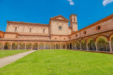 Güzel bir manastır ve yemyeşil çimlere sahip Ferrara Çartır Kilisesi güneşli bir günde açık mavi gökyüzünün altında önemli bir anıt olarak duruyor.